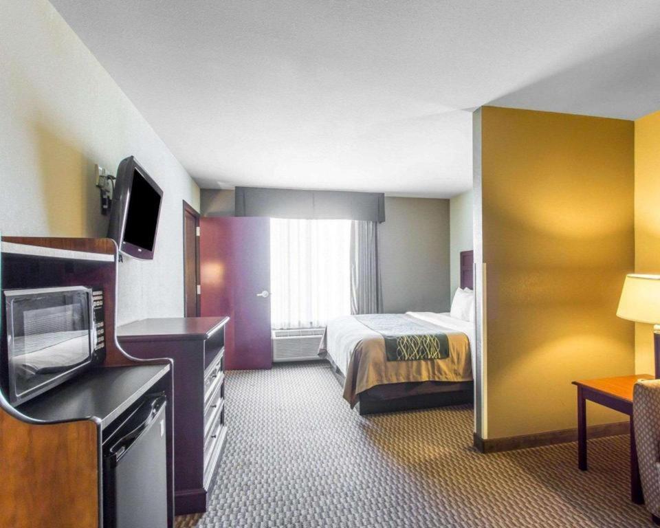 Comfort Inn & Suites Мэдисонвилл Экстерьер фото